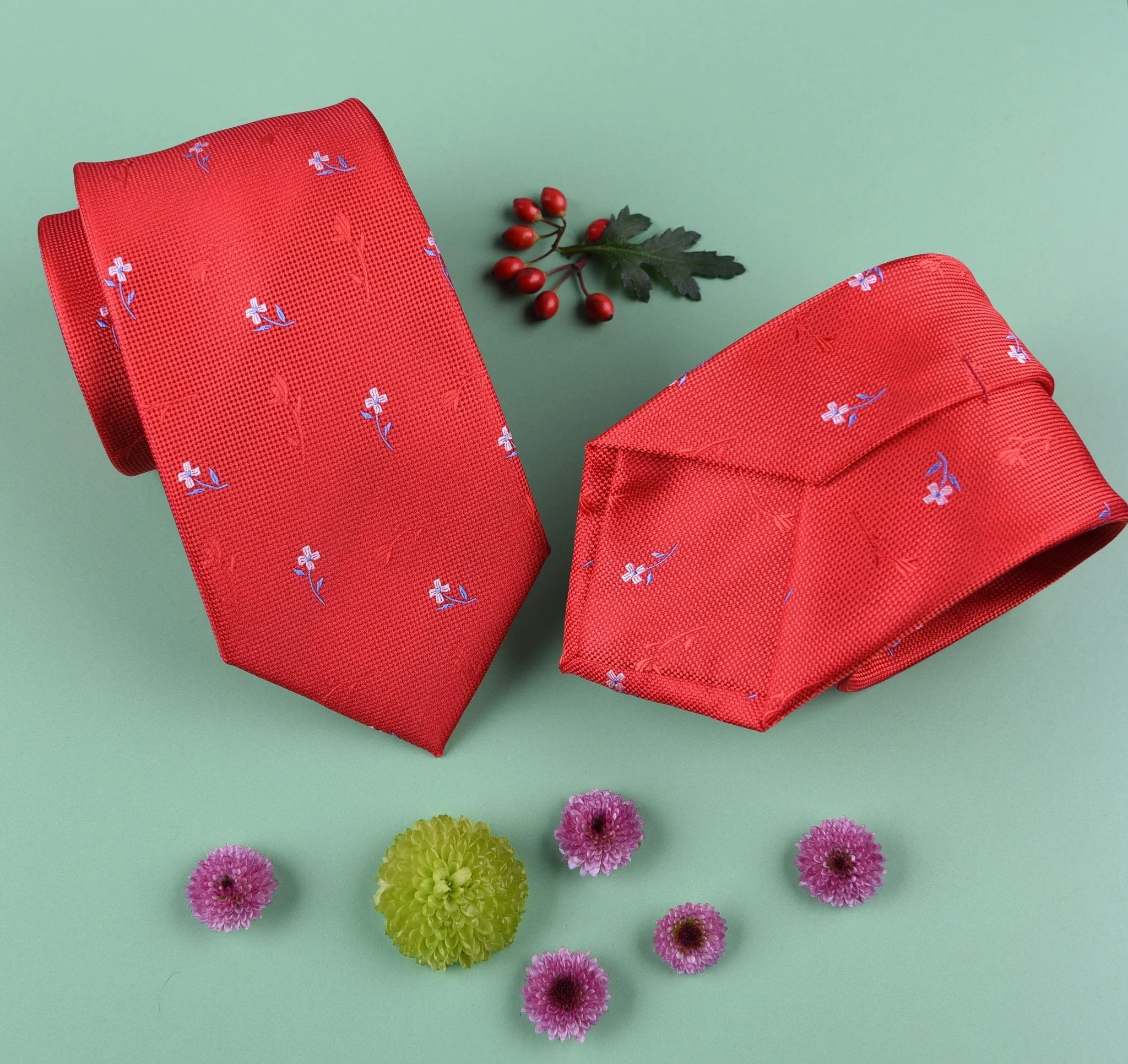 Red Roses & Daisies Floral Designer Luxury Modern Woven Tie 3"